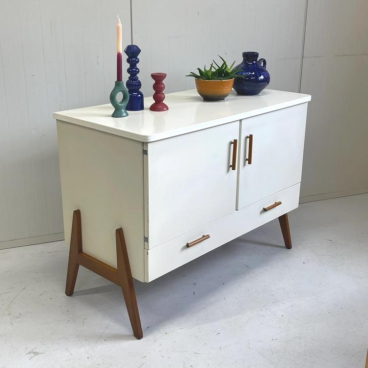 Vintage commode dressoir j` 60 schuine poot made in Sweden, Kinderen en Baby's, Kinderkamer | Commodes en Kasten, Gebruikt, 50 tot 70 cm
