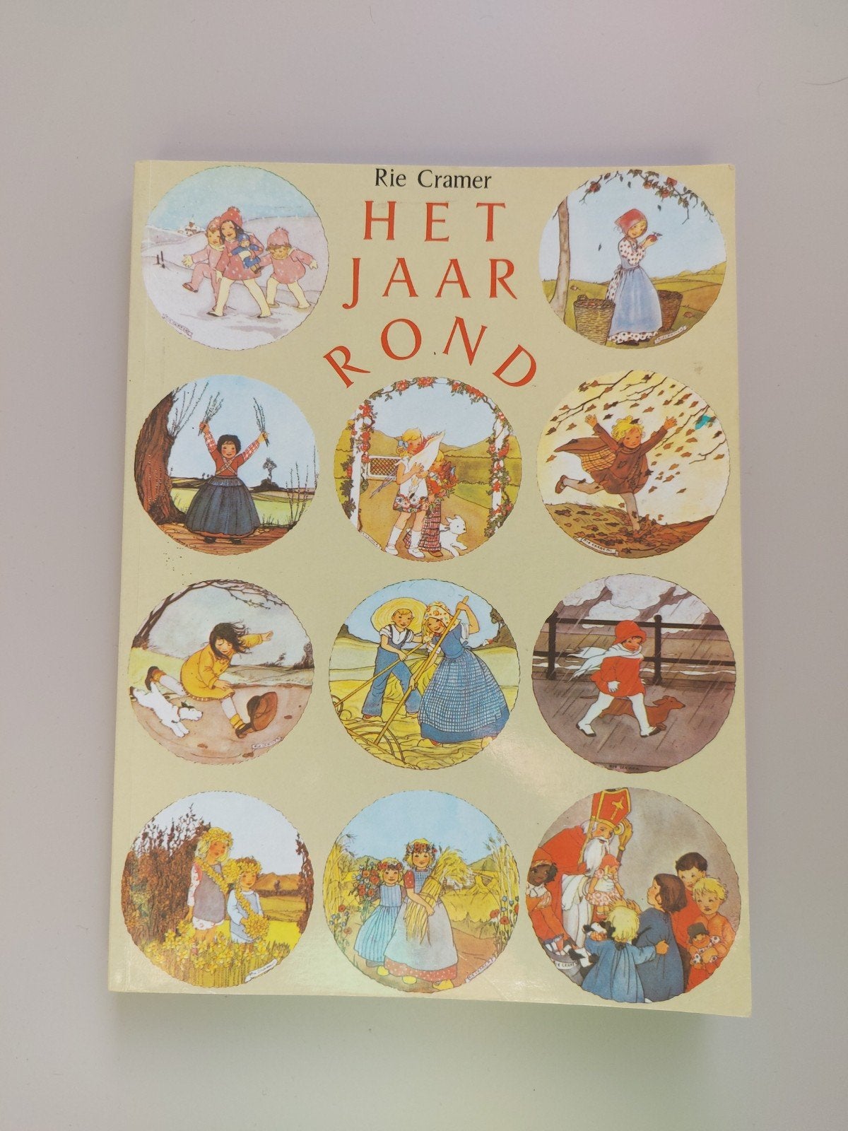 Boek Het jaar rond van Rie Cramer, Ophalen of Verzenden, Gelezen, Rie Cramer, Prentenboek