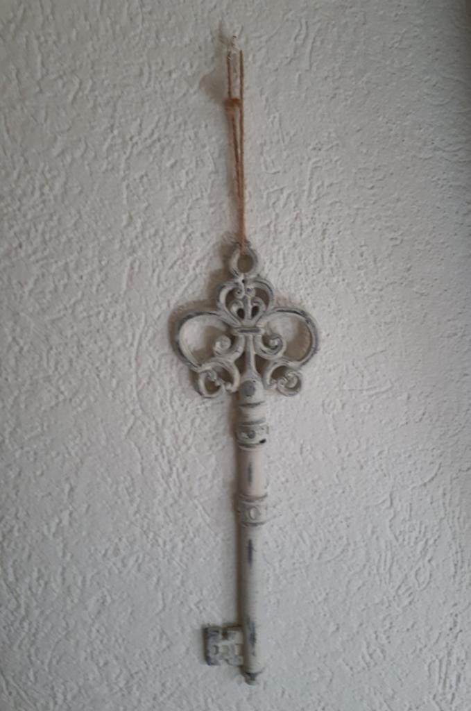 Decoratie grote sleutel wit sleets L 37cm, Brocante, Kunststof, Ophalen of Verzenden, Zo goed als nieuw
