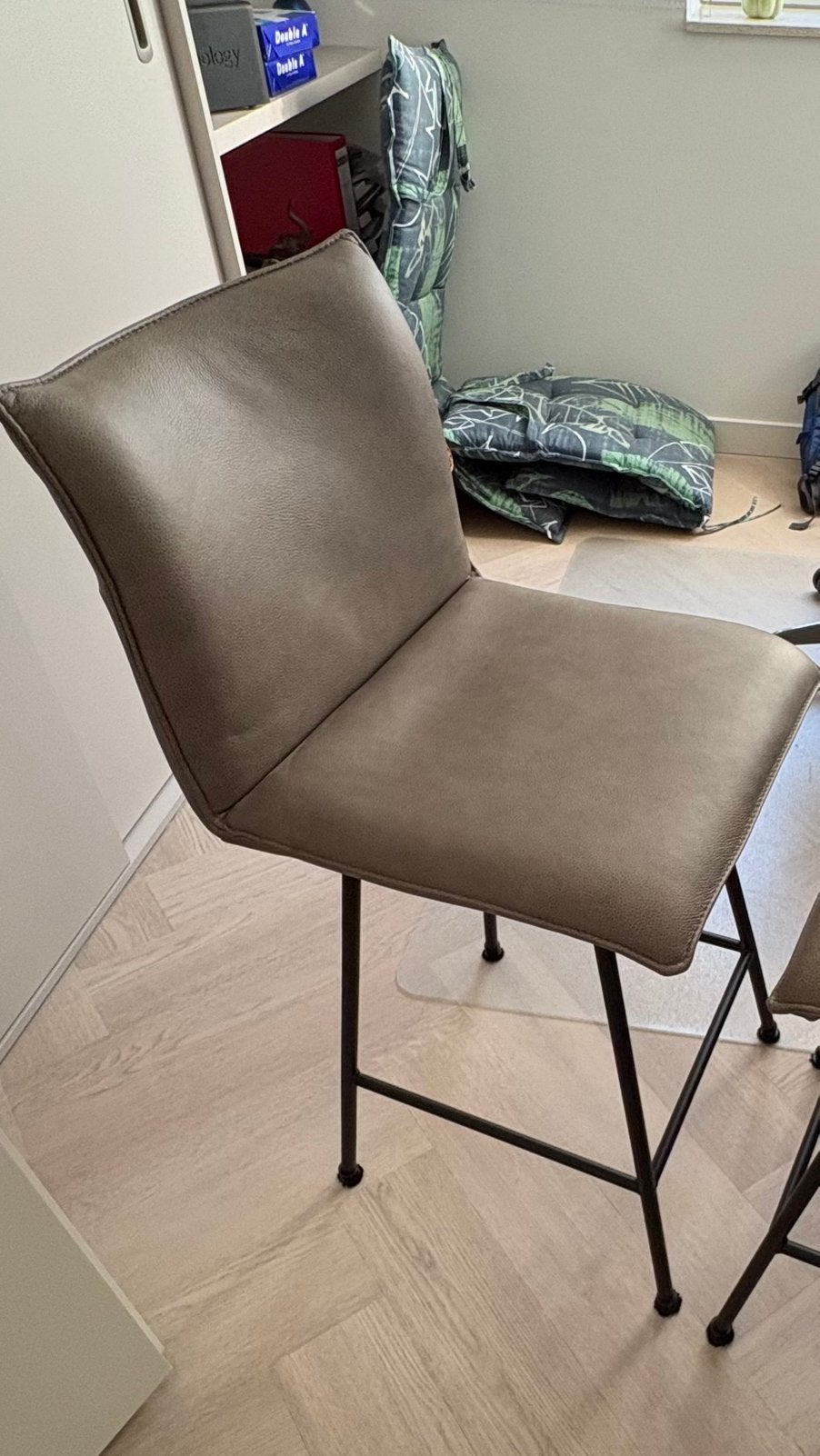 2 prachtige bar stoelen, grijs lederen bekleding, Huis en Inrichting, Barkrukken, Ophalen, Met voetsteun, 60 tot 90 cm, Leer