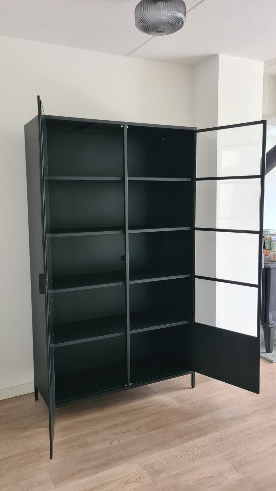 Stijlvolle Zwarte Vitrinekast met Glazen Deuren, Ophalen, Met deur(en), 100 tot 150 cm, Industrieel, Modern