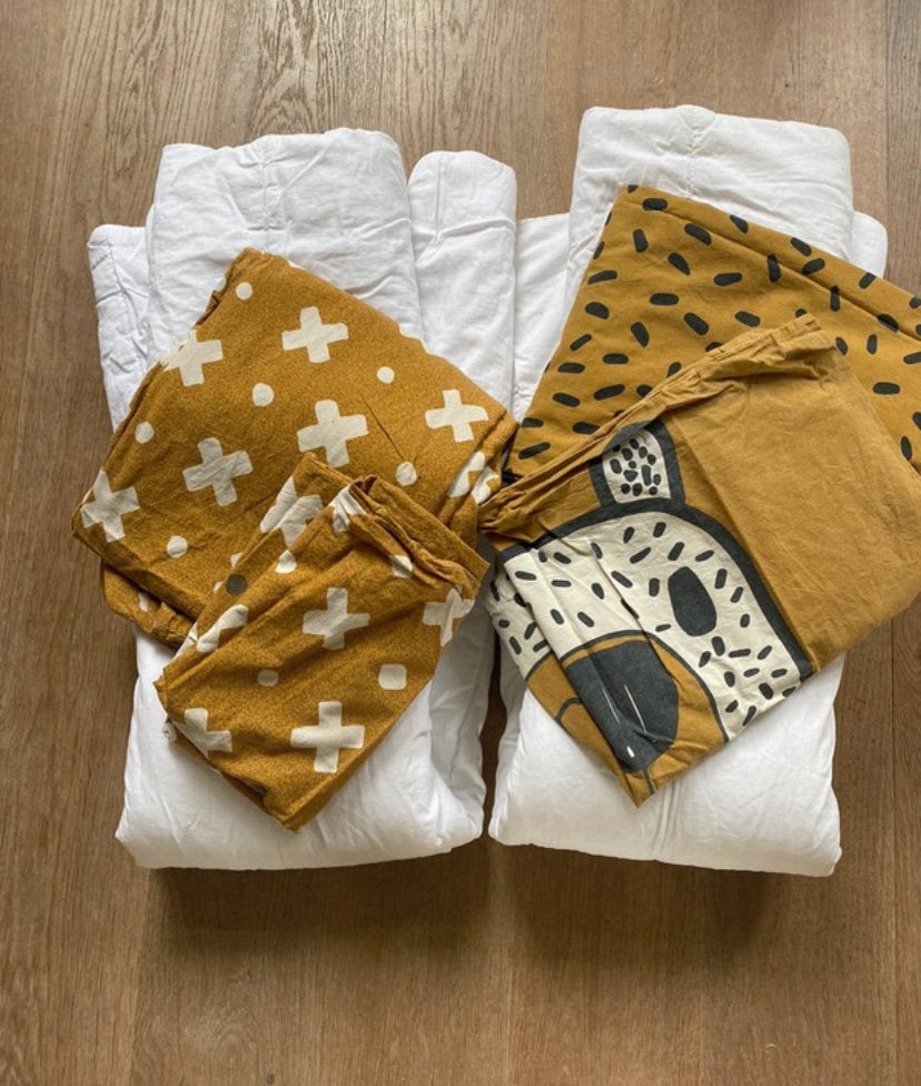 2 dekbedden en hoeslakens maat 120x150, Ophalen of Verzenden, Gebruikt, Overige typen