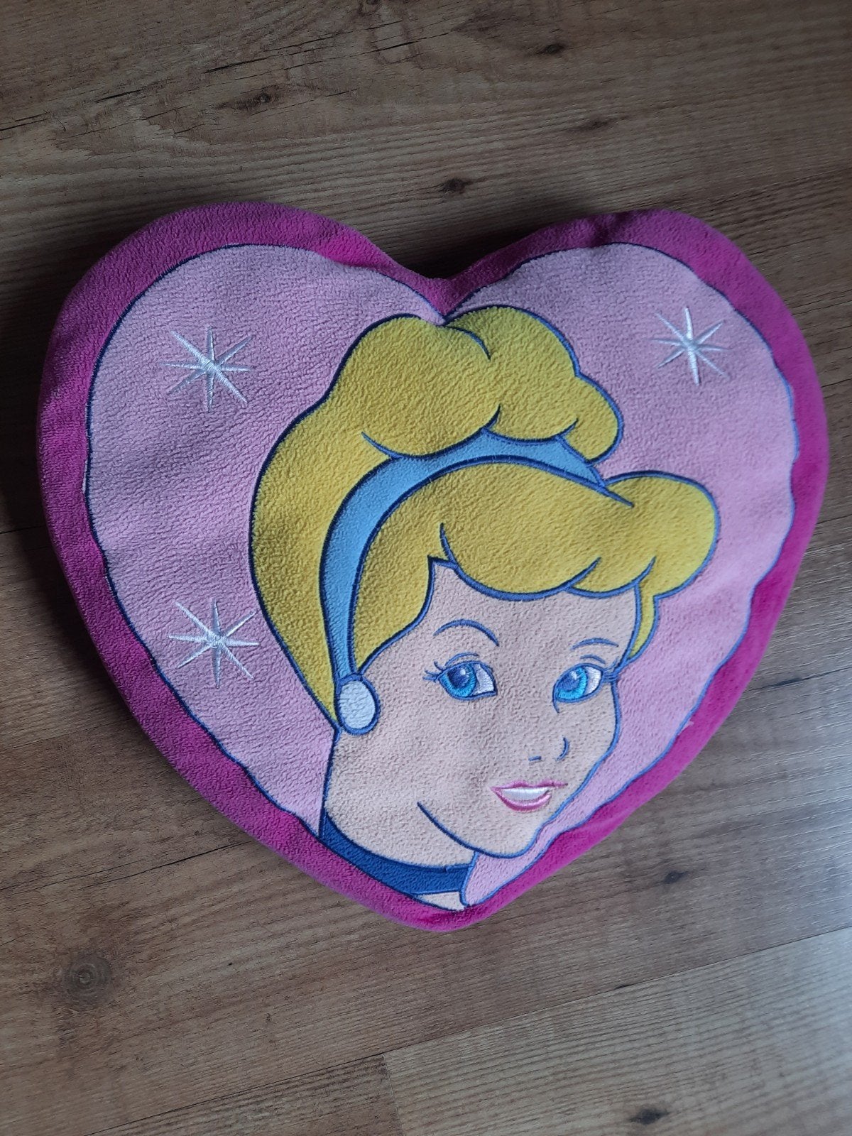 Gratis Disney Assepoester hartvormig kussen, Disney, Overige typen, Ophalen of Verzenden, Middelgroot (20 tot 80 cm)