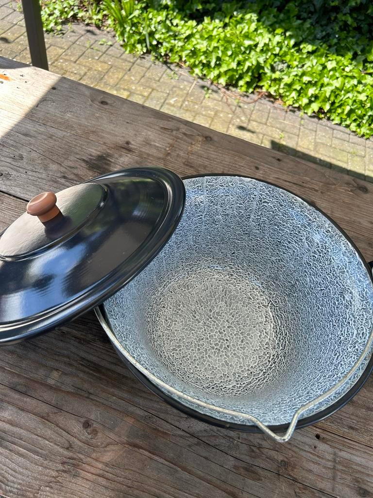 Nieuwe zwarte emaille pan met deksel, diameter 33cm, Ophalen of Verzenden, Nieuw, Overige materialen, Kookpan of Snelkookpan