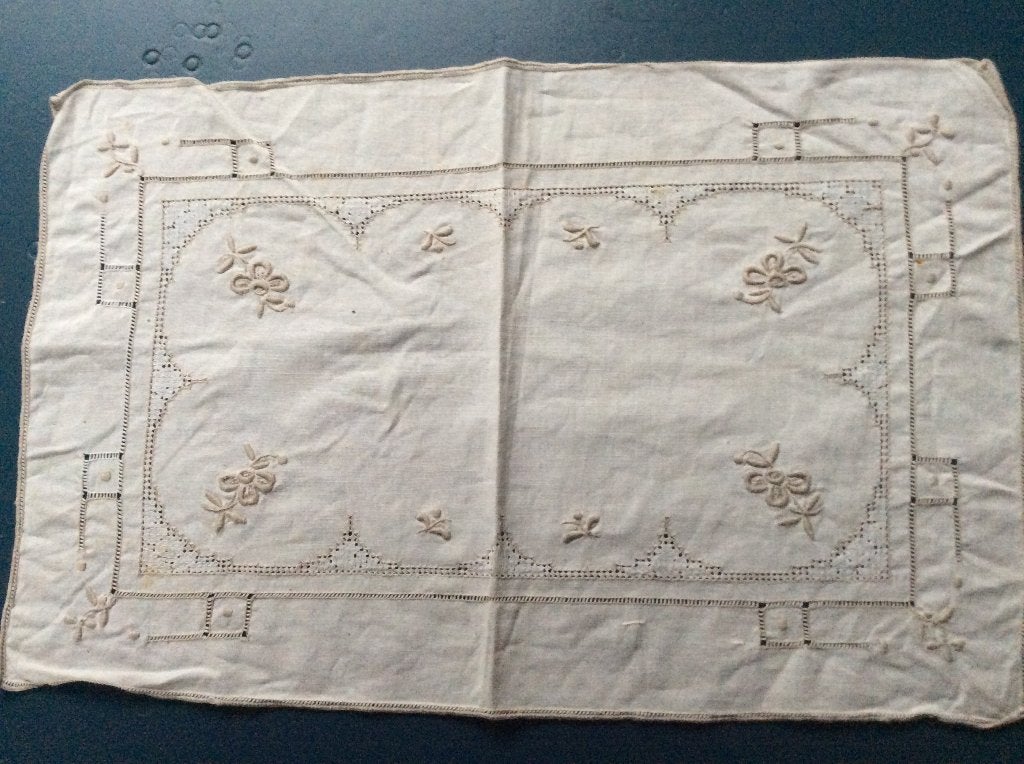 Handgeborduurde Crème-Witte Placemat, Gebruikt, Placemat, Handgemaakt, Ophalen of Verzenden