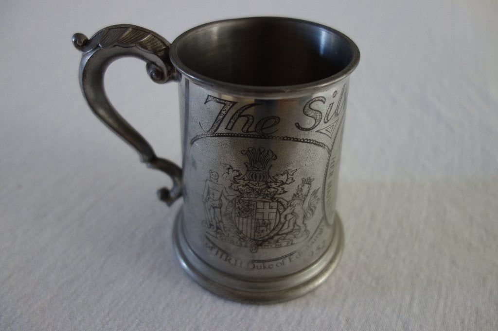 Beker Queen Elizabeth II jubileum, Verzamelen, Ophalen of Verzenden, Zo goed als nieuw, Buitenland, Servies