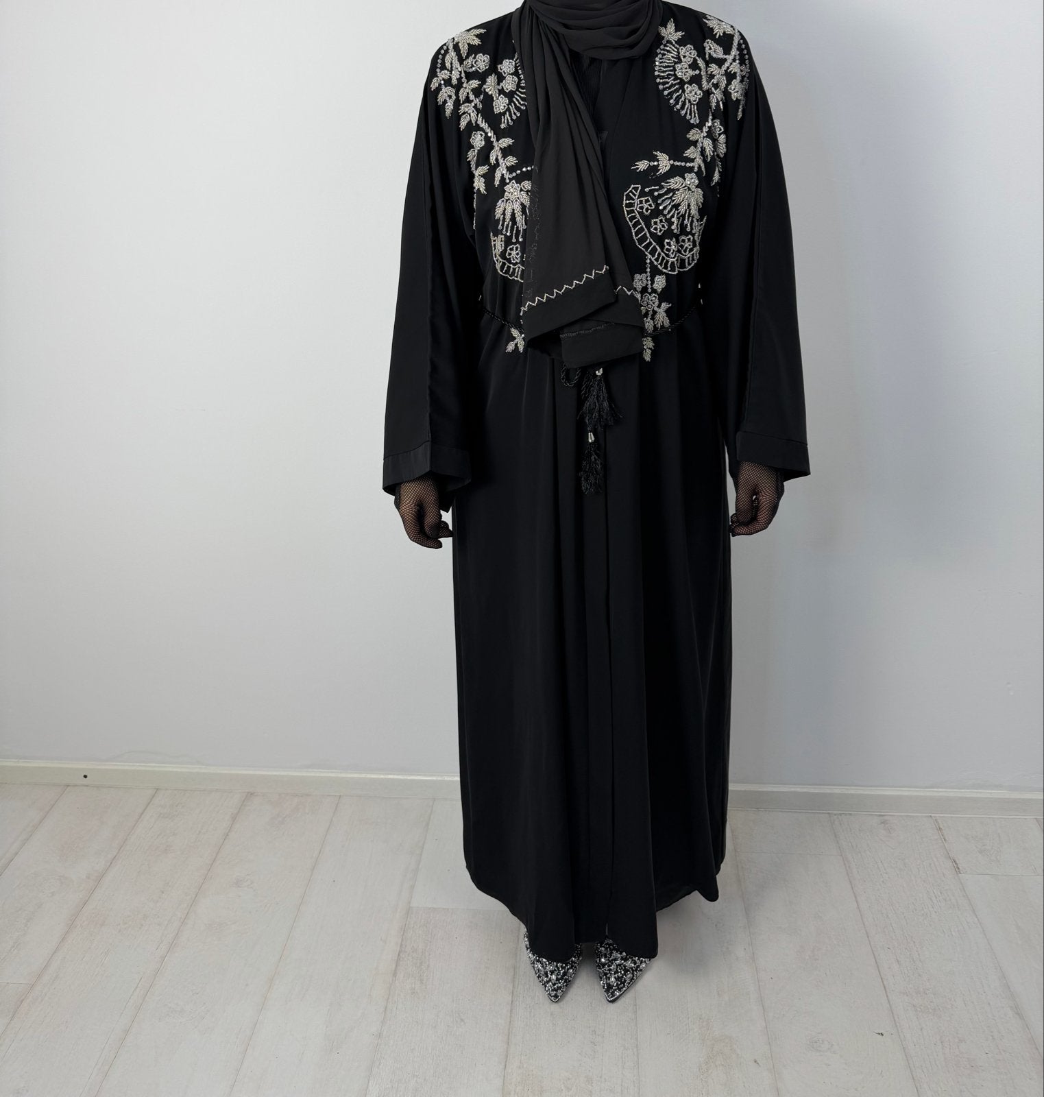 Zwarte Abaya met Borduurwerk en Hoofddoek, Maat 38/40 (M), Zwart, Ophalen of Verzenden, Zo goed als nieuw