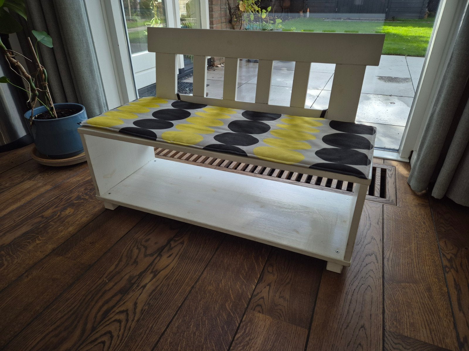 Wit houten IKEA bankje met opbergruimte en geel/zwart kussen, Ophalen, Hout, Gebruikt, Modern, Speels