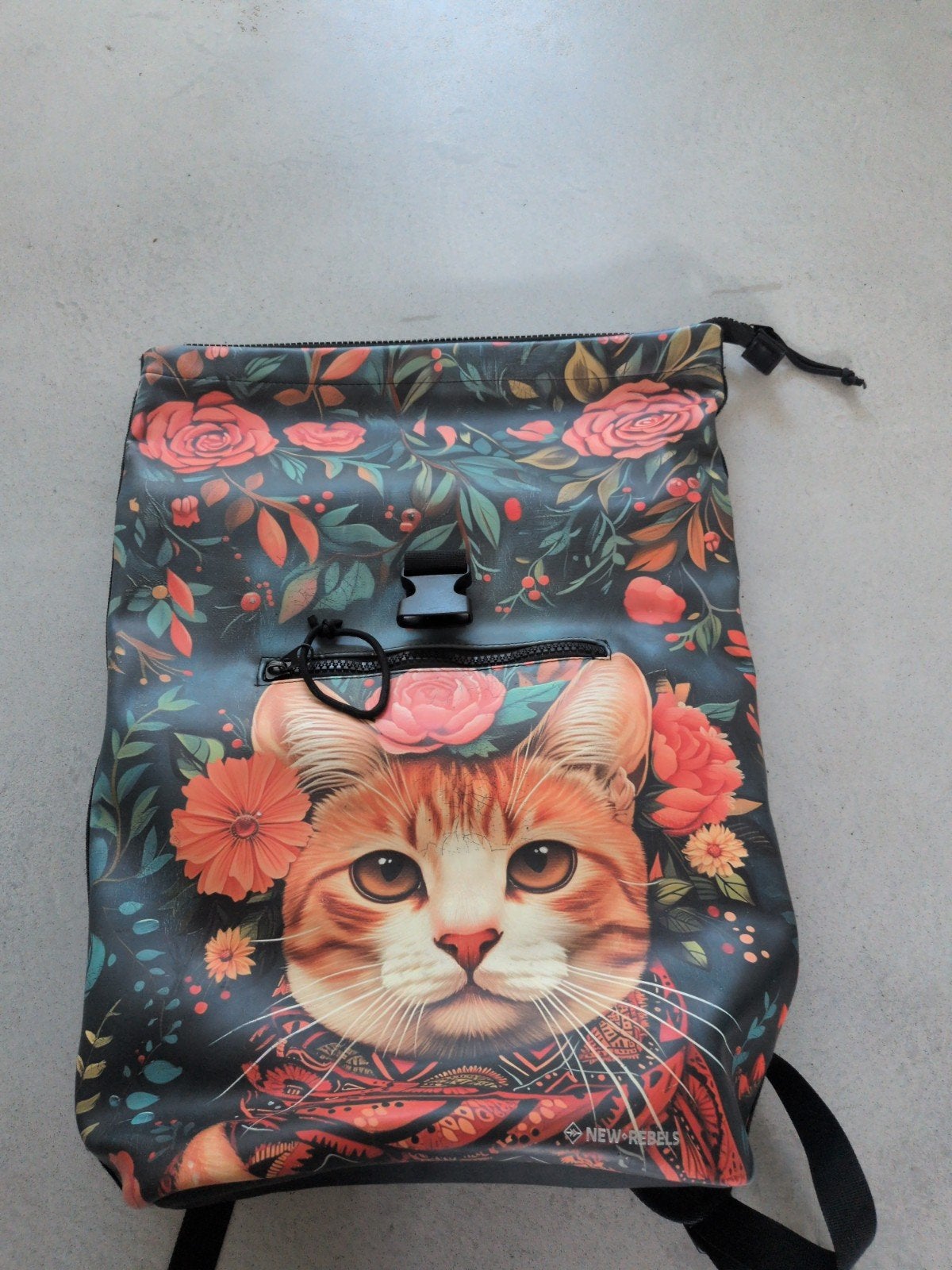 New Rebels Mart Art Rolltop Rugtas Catface 21L Laptop 15.6", Ophalen of Verzenden, Zo goed als nieuw, Overige merken