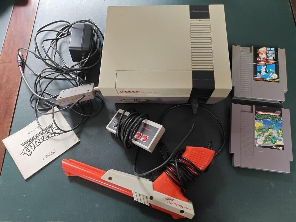 Nintendo NES Console met 2 games, controller en zapper, Spelcomputers en Games, Spelcomputers | Nintendo NES, Gebruikt, Met 1 controller