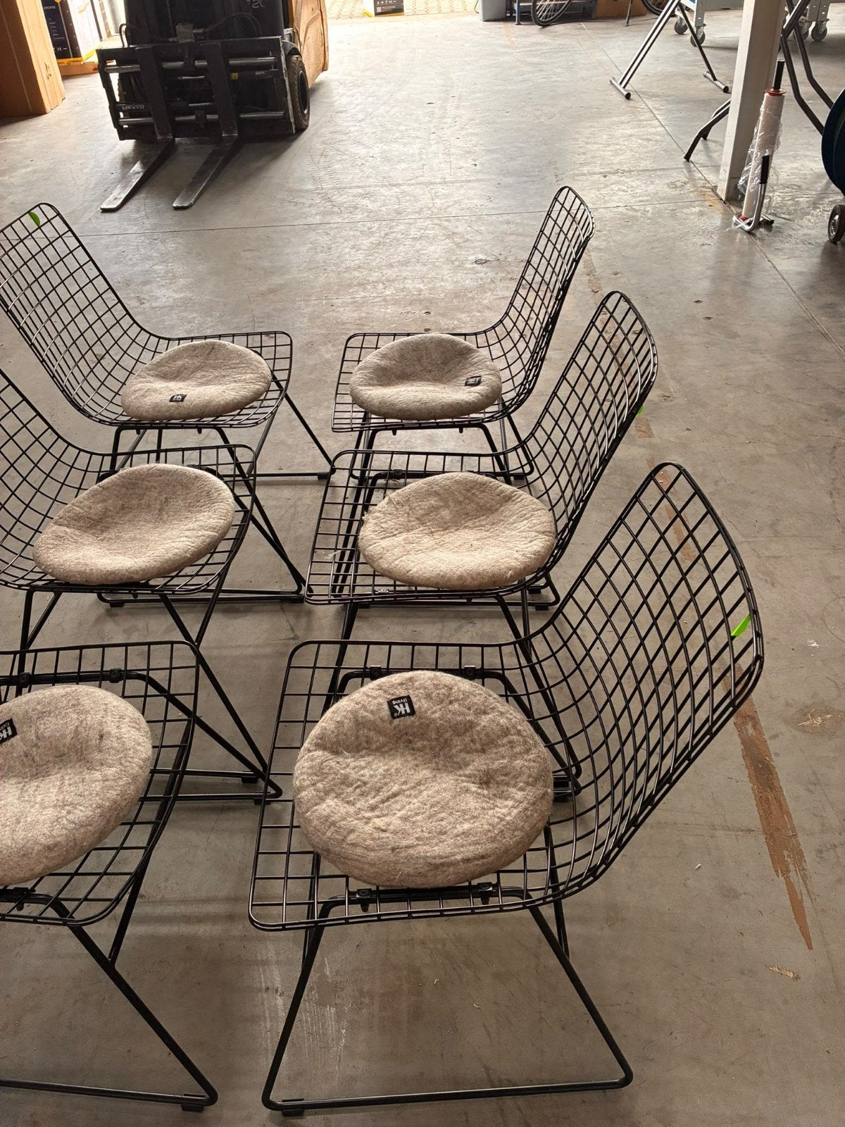 Zes zwarte draadstoelen met zitkussens, Ophalen, Gebruikt, Zwart, Metaal