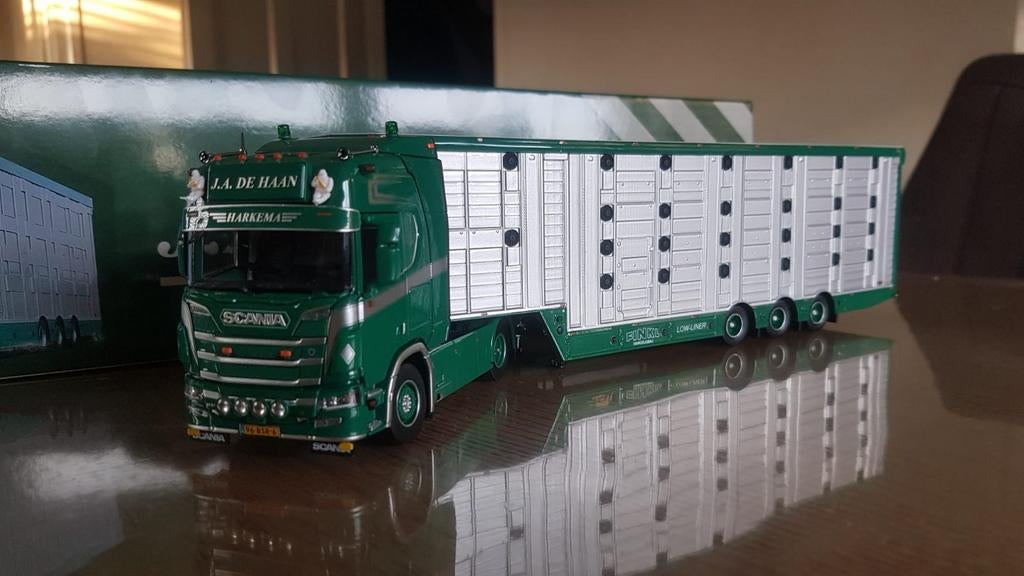 Miniatuur scania R590 V8 J.A. de Haan Harkema, Hobby en Vrije tijd, Modelauto's | 1:50, Ophalen of Verzenden, Nieuw, Bus of Vrachtwagen