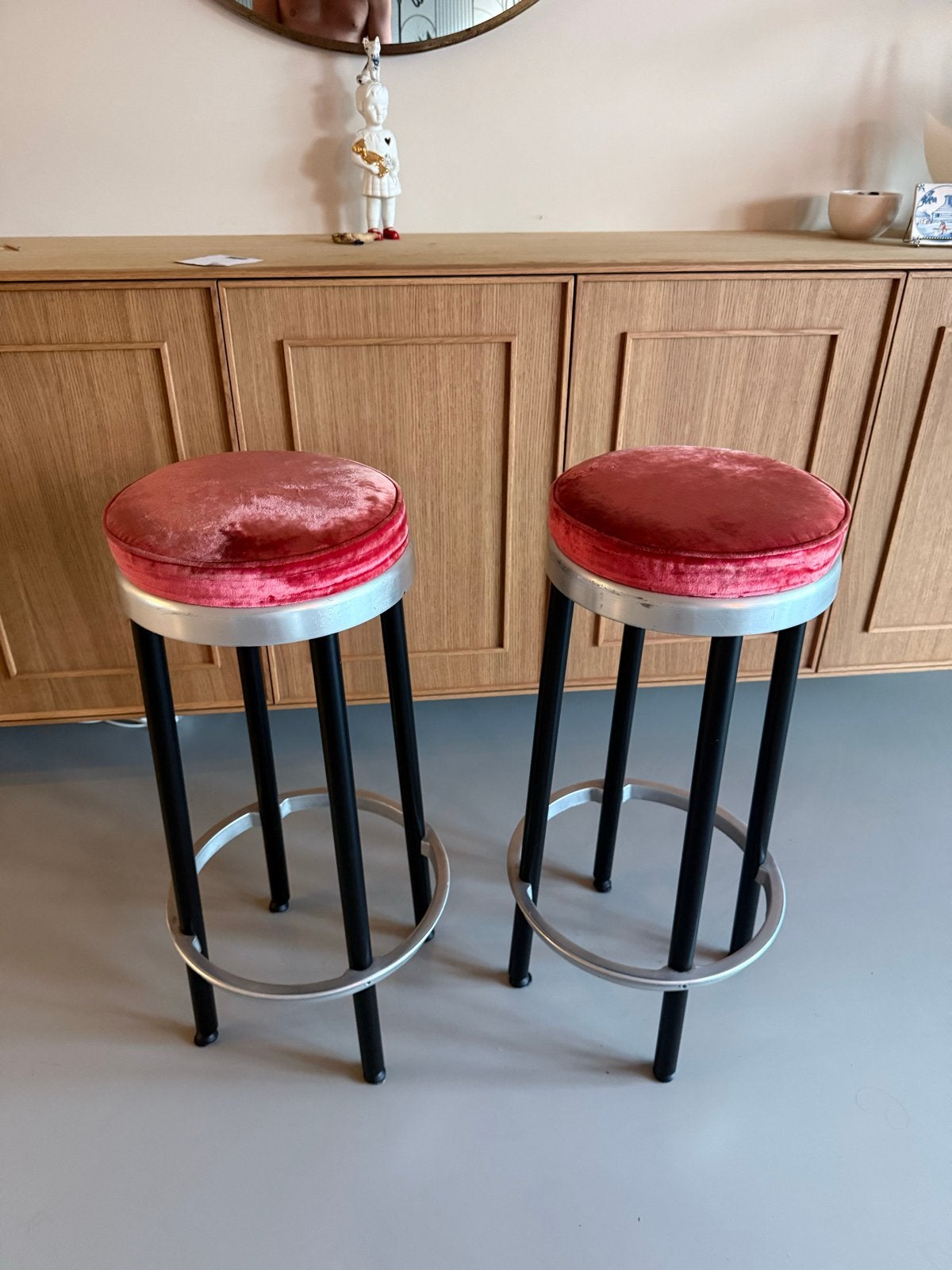 Retro aanrechtkruk/barkruk 80cm hoog rood velours, Huis en Inrichting, Ophalen, Gebruikt, 60 tot 90 cm, Metaal