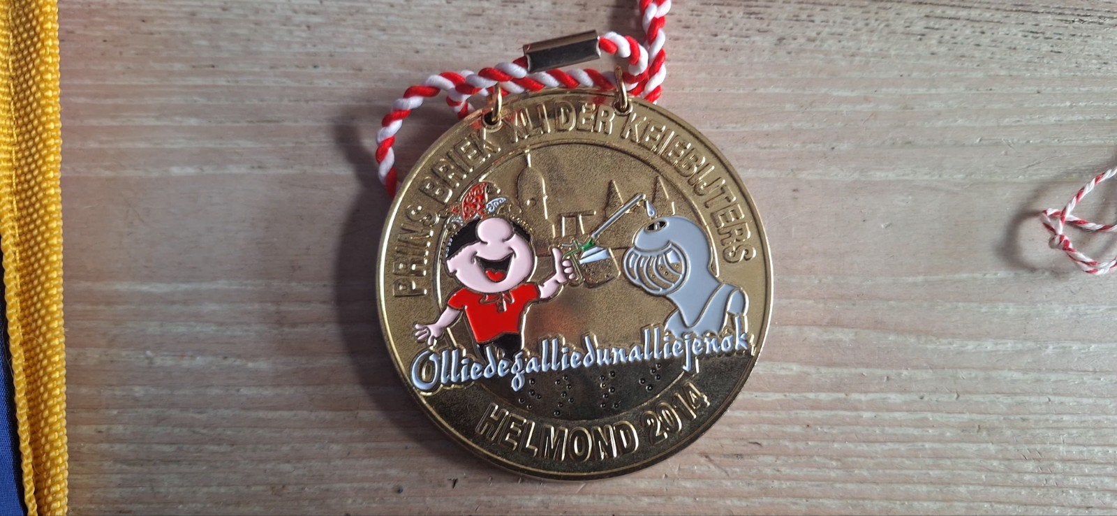 Keiebijters Helmond carnaval medaille uit 2014 (7626), Postzegels en Munten, Penningen en Medailles, Ophalen of Verzenden, Overige materialen