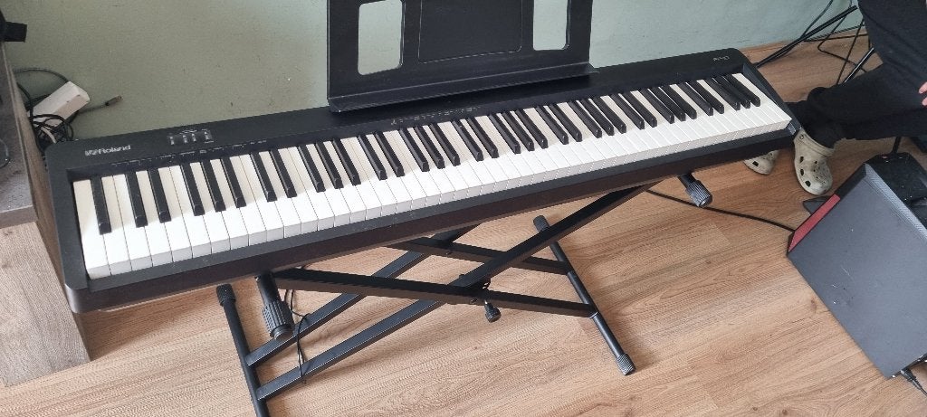 Piano Roland fp-10  88 toetsen inclusief standaard., Ophalen, Zo goed als nieuw, Zwart, Piano