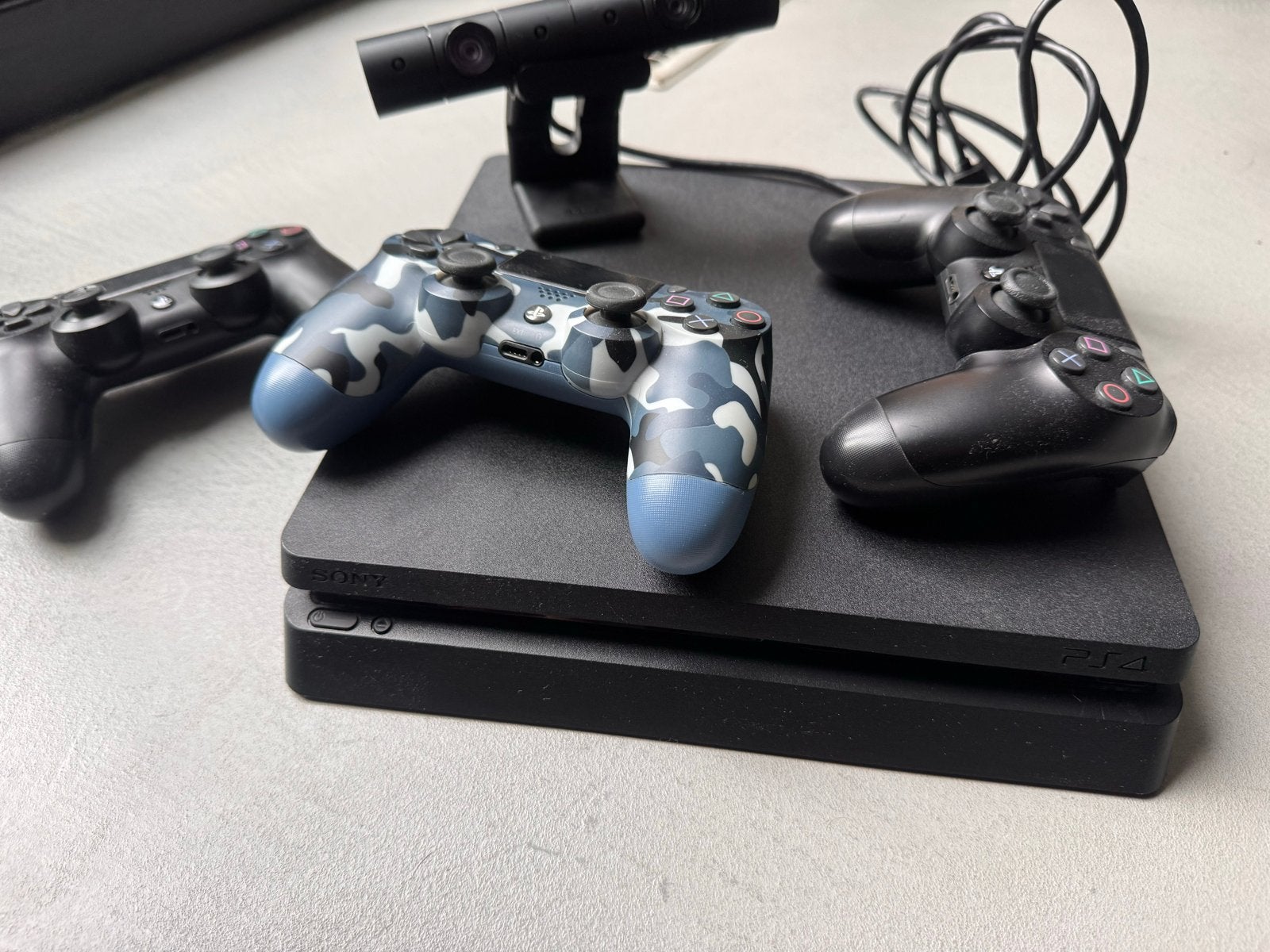 PlayStation 4 Slim met 3 controllers en camera, 500 GB, Ophalen of Verzenden, Zo goed als nieuw, Met 3 controllers of meer