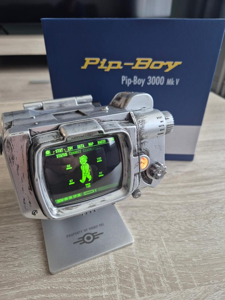 Fallout Pip-Boy 3000 Mk V Replica met standaard, Ophalen, Overige merken, Zo goed als nieuw
