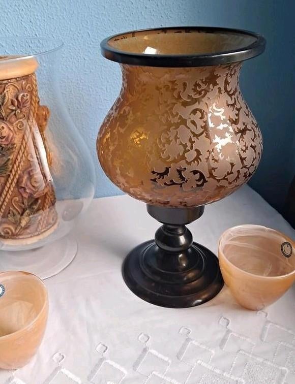 Sierlijke glazen kandelaar of windlicht op metalen voet., Antiek en Kunst, Ophalen of Verzenden