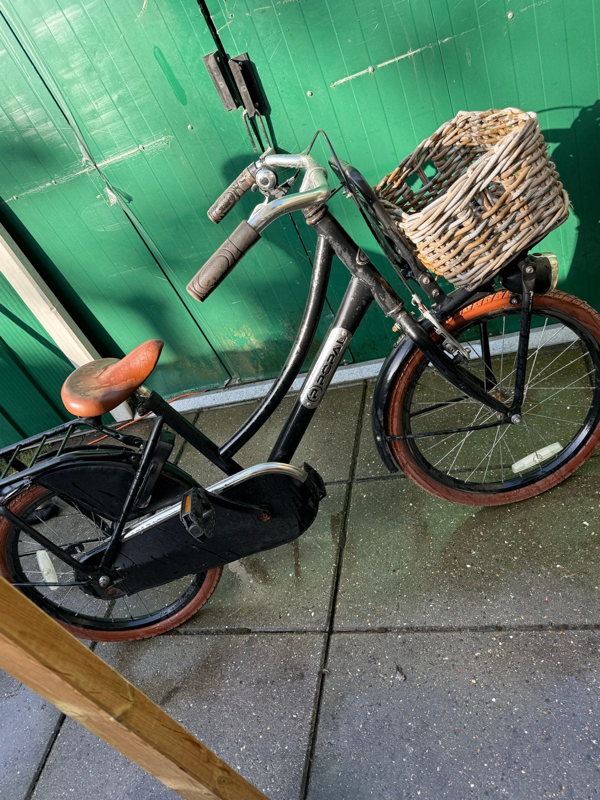Zwarte kinderfiets met mandje - 20 inch, Fietsen en Brommers, Fietsen | Meisjes, Ophalen, Terugtraprem, Gebruikt, Handrem
