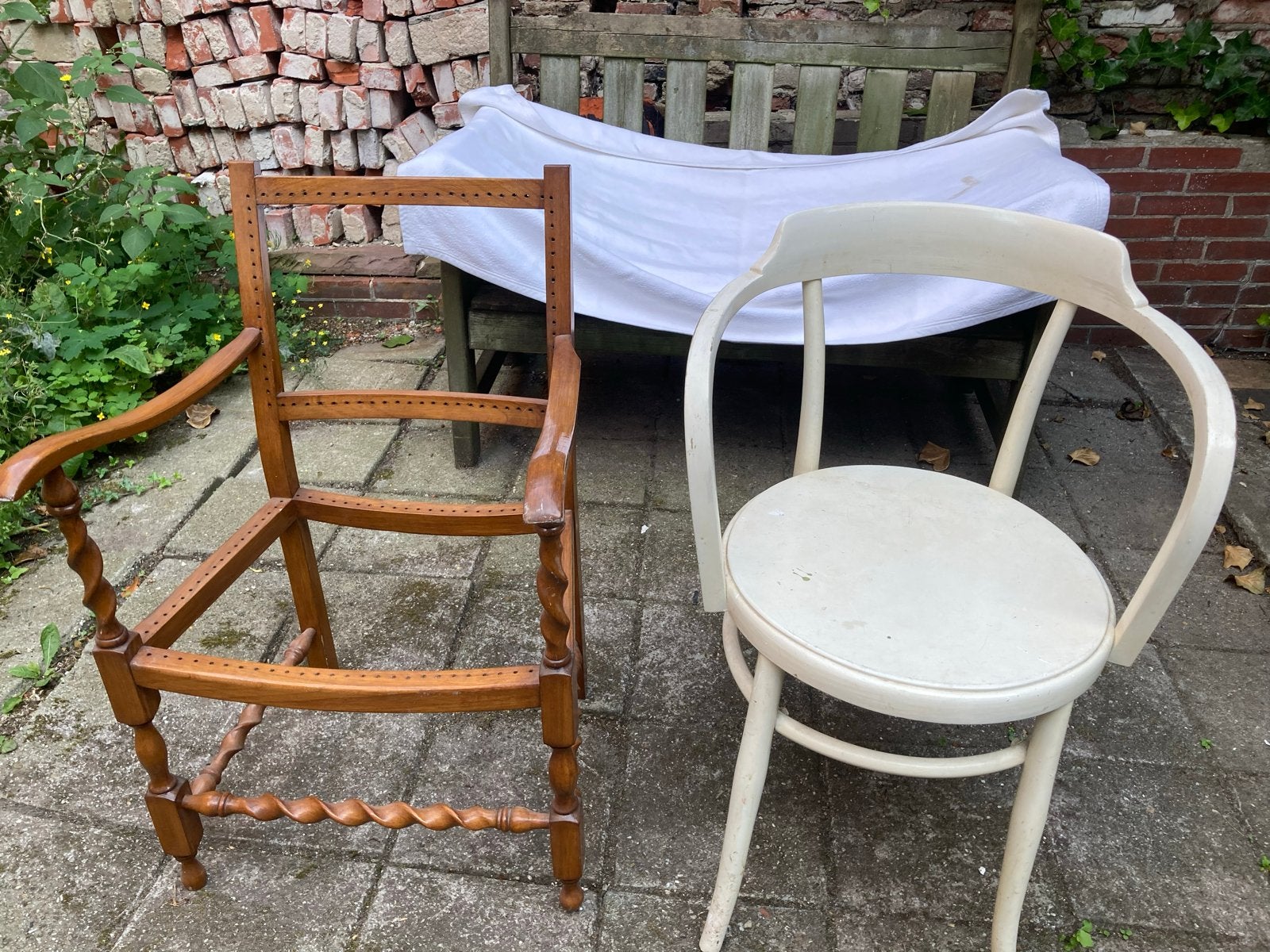 Vintage: witte Thonet-achtige stoel en houten frame stoel, Ophalen