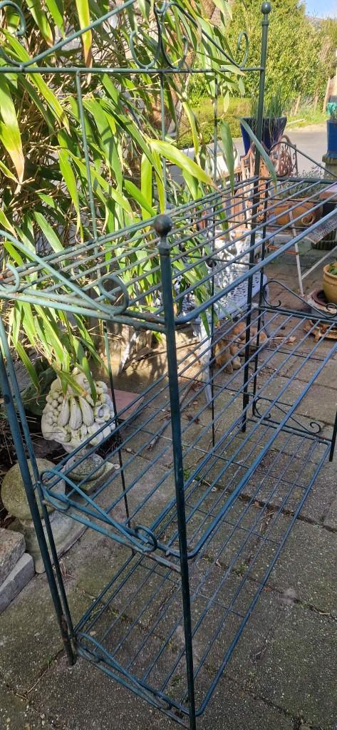 Metalen tuin etagère met 3 plateaus (H 150cm) (brocante), Ophalen, Gebruikt