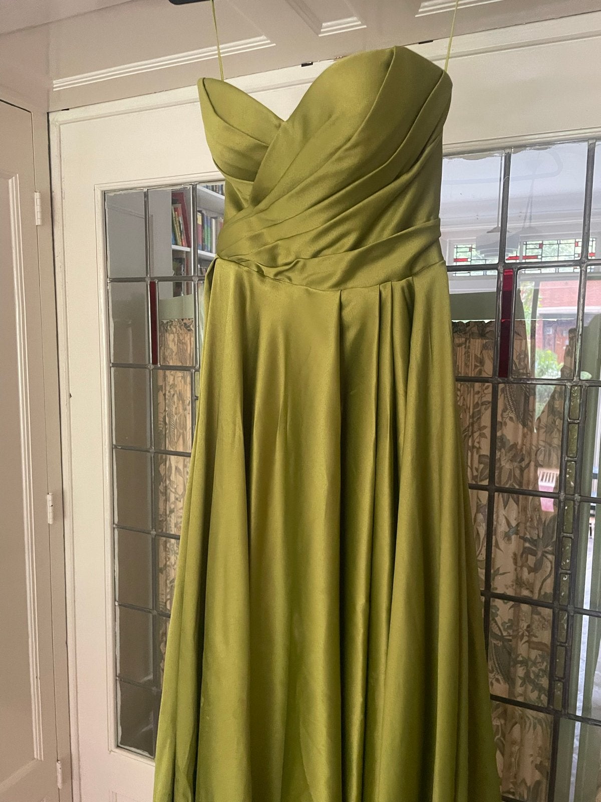 Elegante olijfgroene galajurk met split, Ophalen, Galajurk, Zo goed als nieuw, Maat 36 (S)