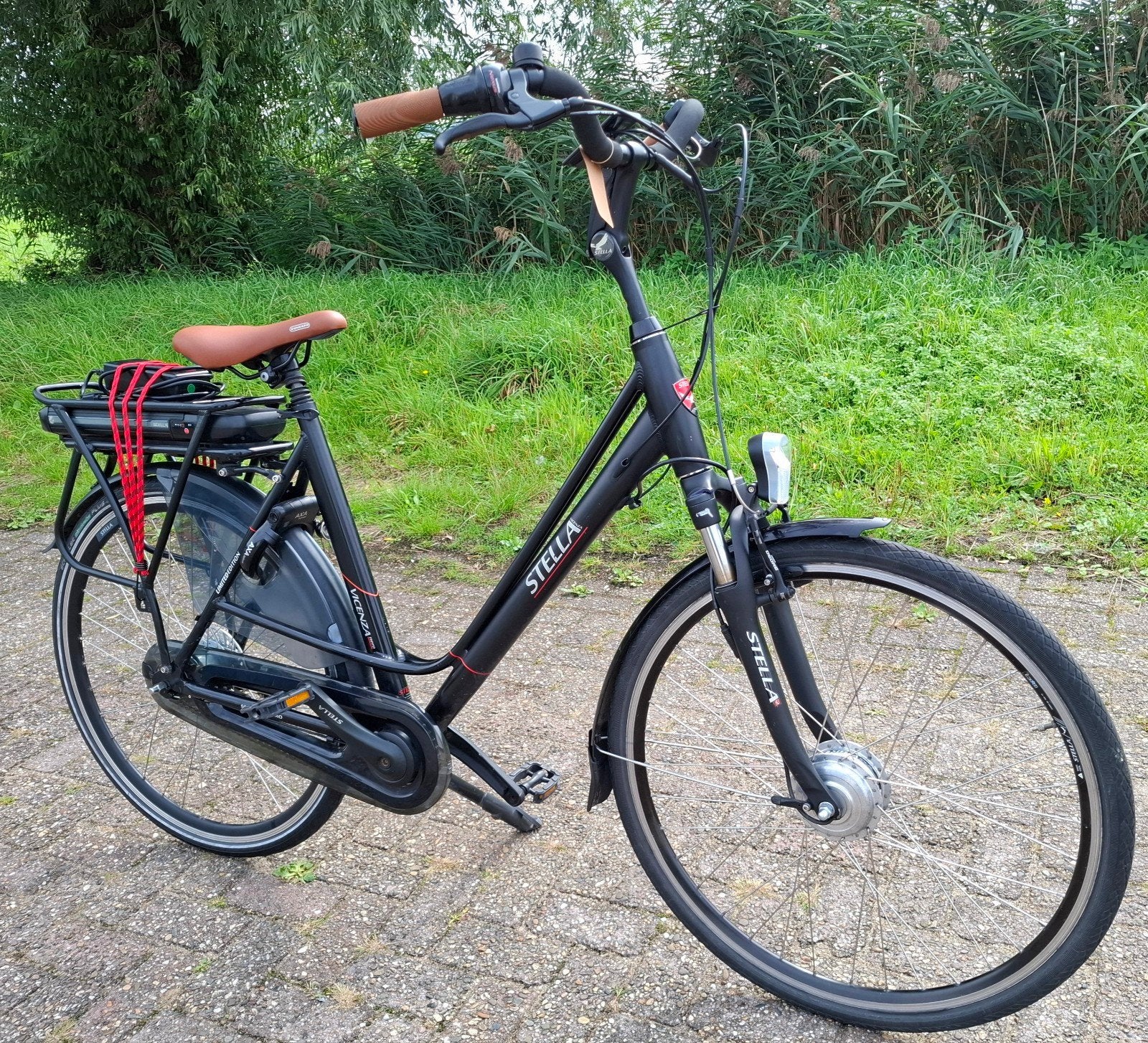 Foto 4 van Mooie mat zwarte elektrische Stella damesfiets, E-bike✅️