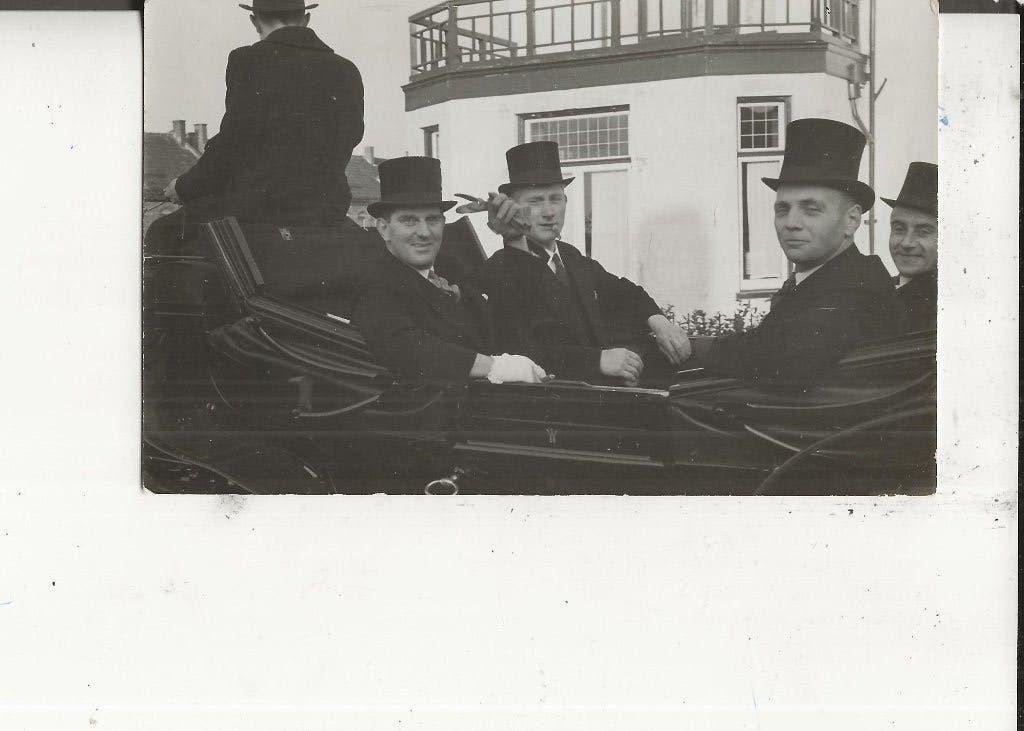 Monster Vier mannen in een koets namen achterop Fotokaart, Ophalen of Verzenden, Voor 1920, Ongelopen, Zuid-Holland