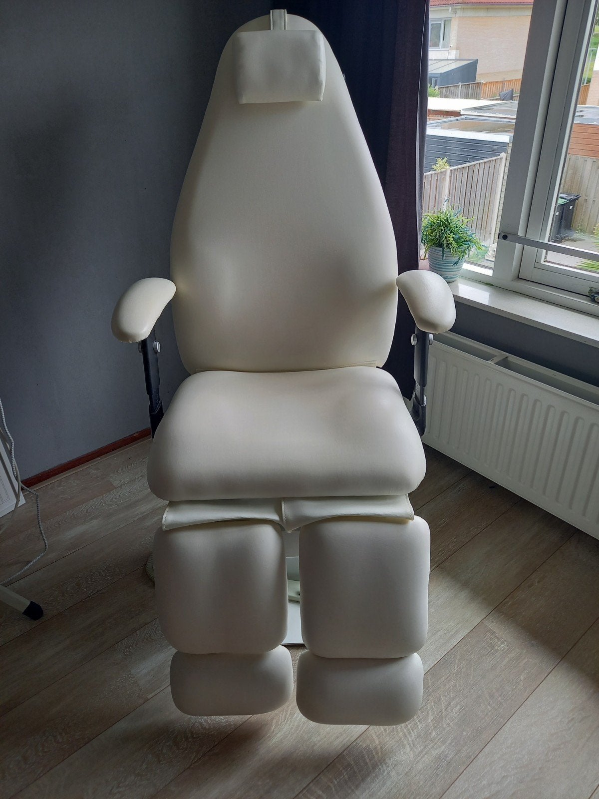 Comfortabele behandelstoel/pedicurestoel - Crème, Kunststof, Overige kleuren, Modern, Functioneel, Ophalen of Verzenden