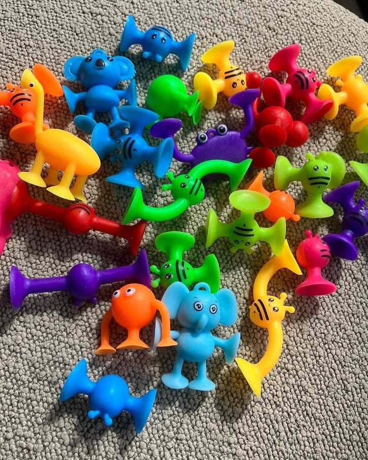 Zuignap figuurtjes. Raam plakkers.  Fijn voor in de auto, Ophalen of Verzenden, Zo goed als nieuw