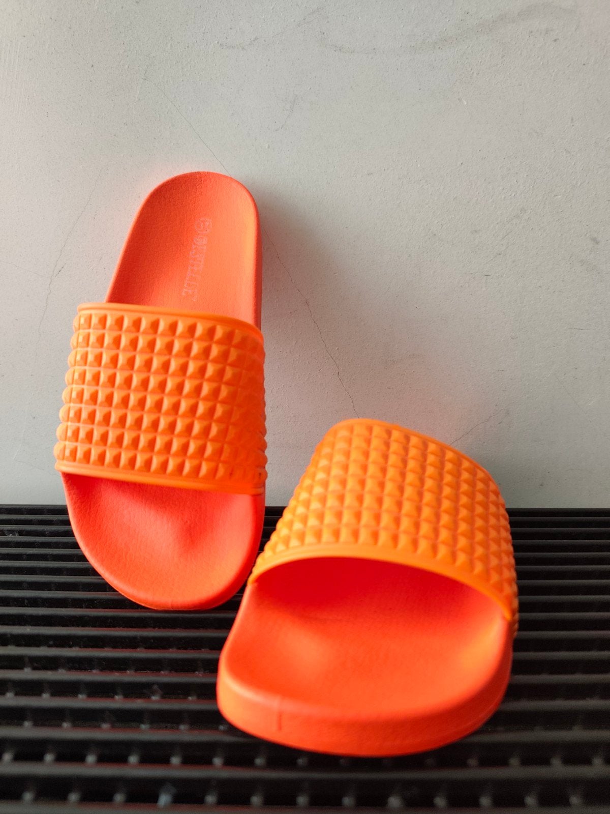 Bestelle knaloranje slippers mt 37, Kleding | Dames, Slippers, Bestelle, Oranje, Ophalen of Verzenden