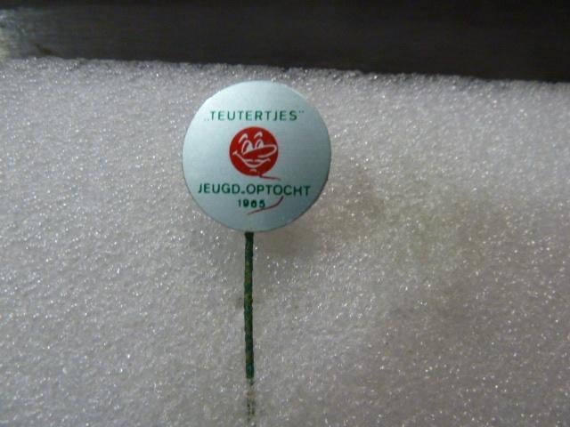 Speldje Teutertjes Jeugd. optocht 1965, Verzamelen, Speldjes, Pins en Buttons, Ophalen of Verzenden, Zo goed als nieuw, Overige onderwerpen