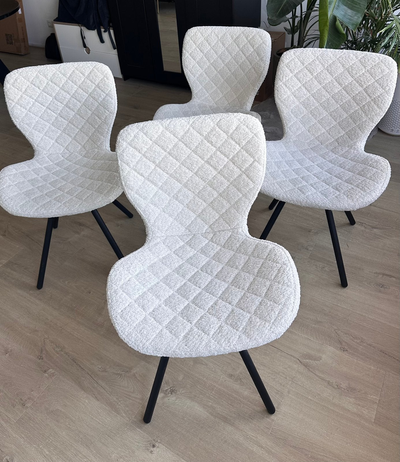 Eetkamerstoelen teddy met zwarte poten, Ophalen, Zo goed als nieuw, Wit, Vier