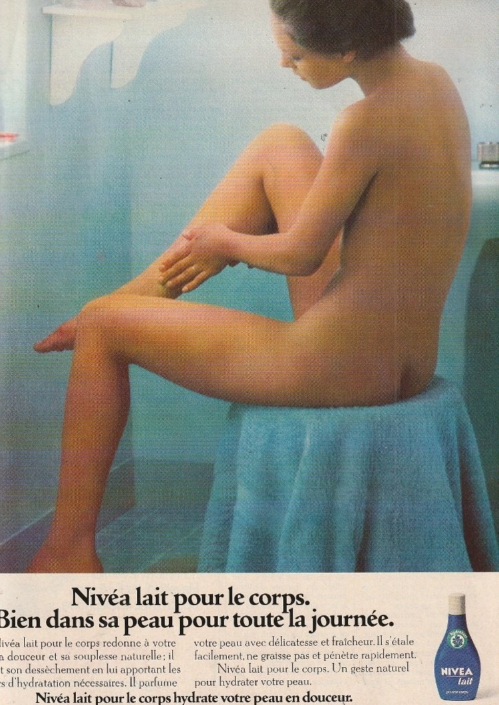 retro reclame 1979 Nivea bodymilk naakte vrouw zittend, Verzenden, Overige typen