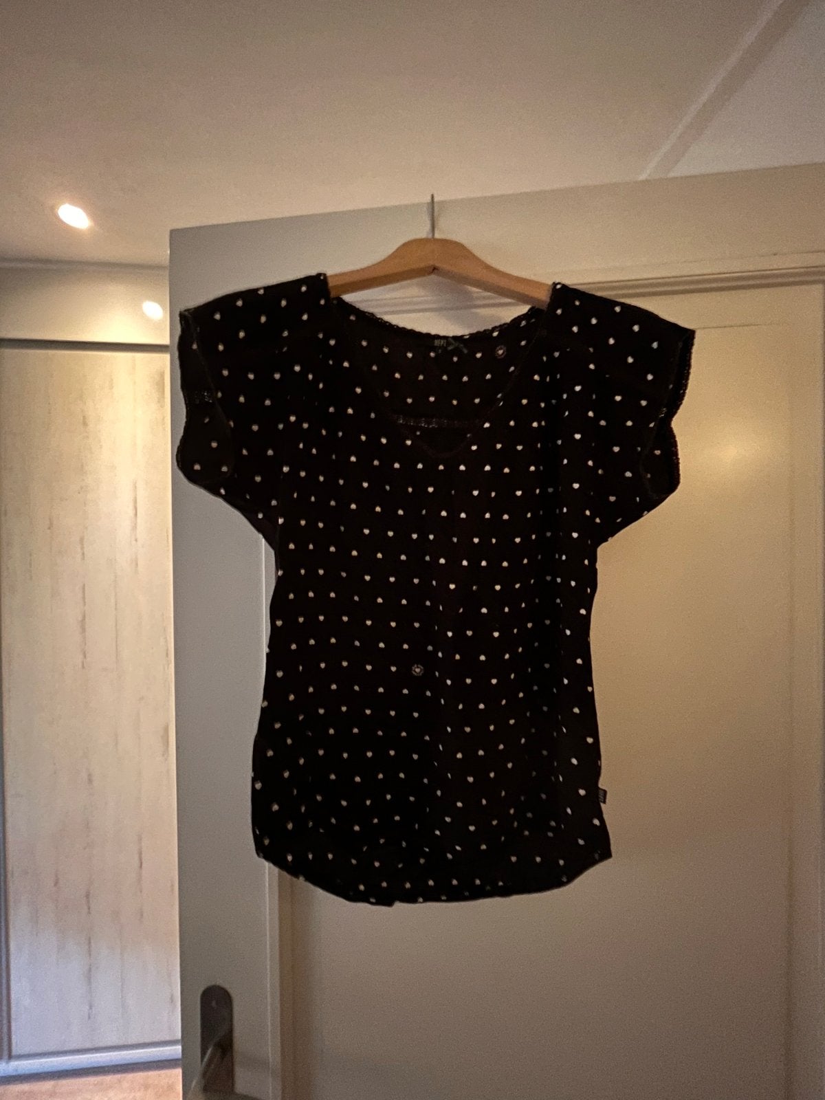 Dept Zwart shirtje met hartjes. Maat S, Kleding | Dames, Zwart, Ophalen of Verzenden, Zo goed als nieuw, Korte mouw
