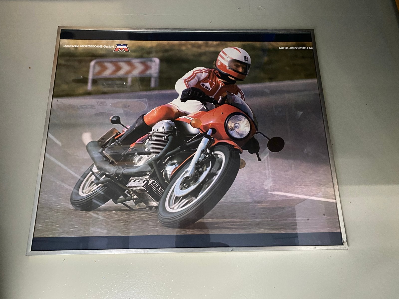 Moto Guzzi 850 Le Mans Poster - Deutsche Motobecana., Verzamelen, Gebruikt, Met lijst, Vierkant, Ophalen of Verzenden