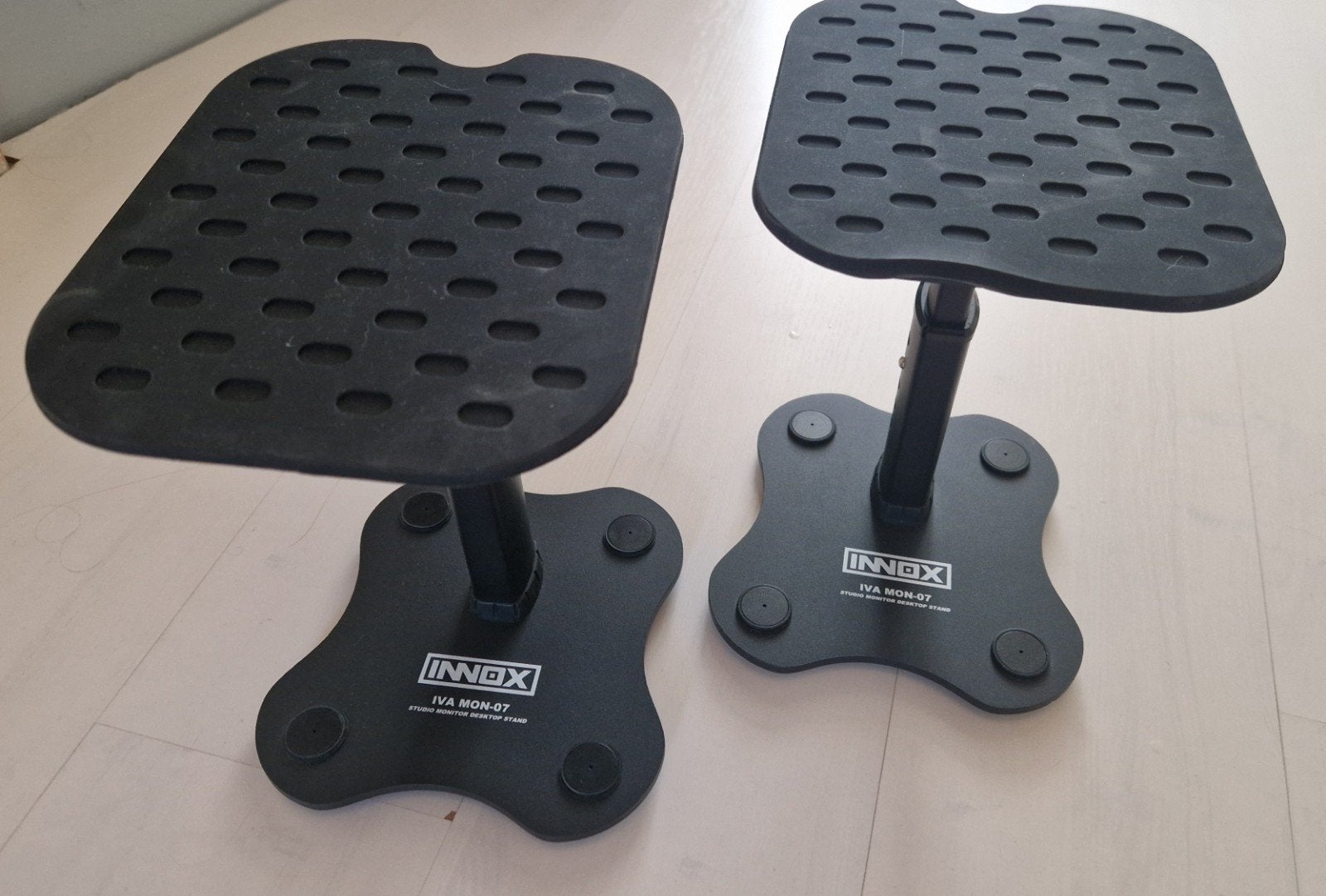 Innox IVA MON-07 Studio Monitor Desktop Stands (set van 2), Ophalen, Zo goed als nieuw