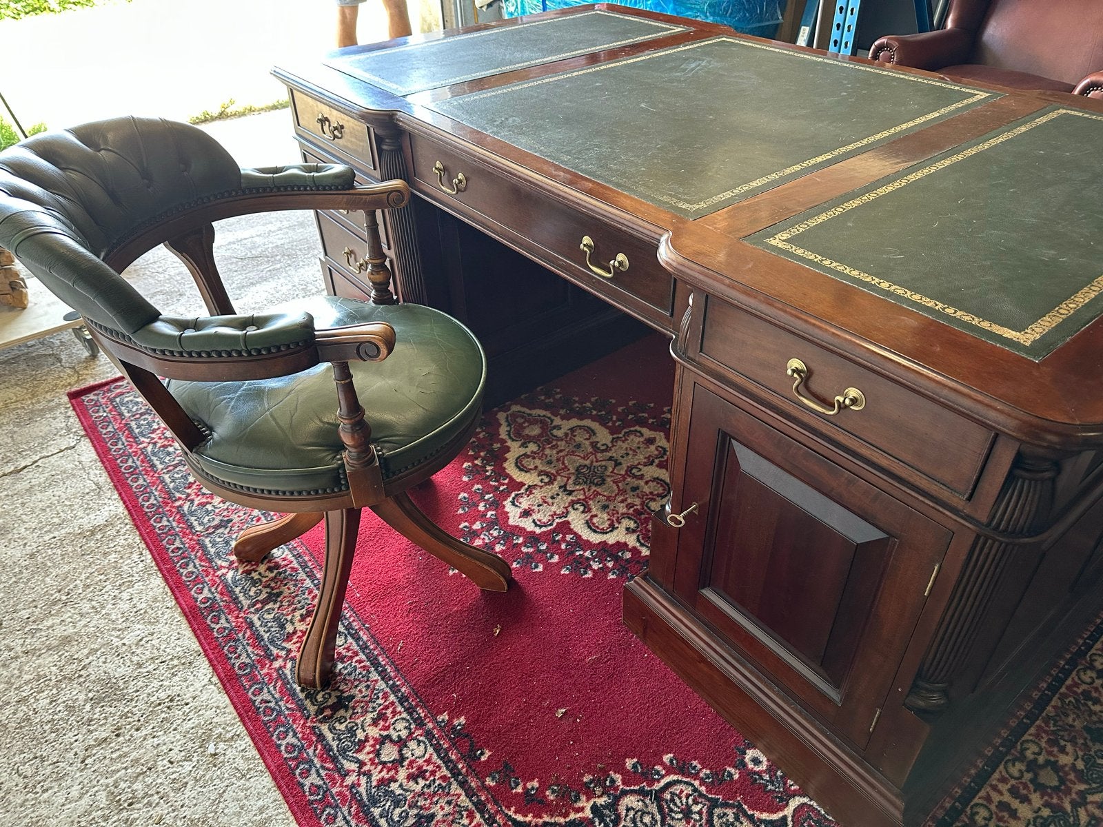 Antiek Mahonie Bureau met Groen Lederen Blad met bureaustoel, Ophalen, Gebruikt, ., .