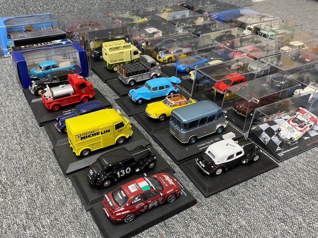 50x Mix van merken tijdschrijfmodellen 1:43 ATLAS IXO etc, Auto, Onbekend, Zo goed als nieuw, Onbekend
