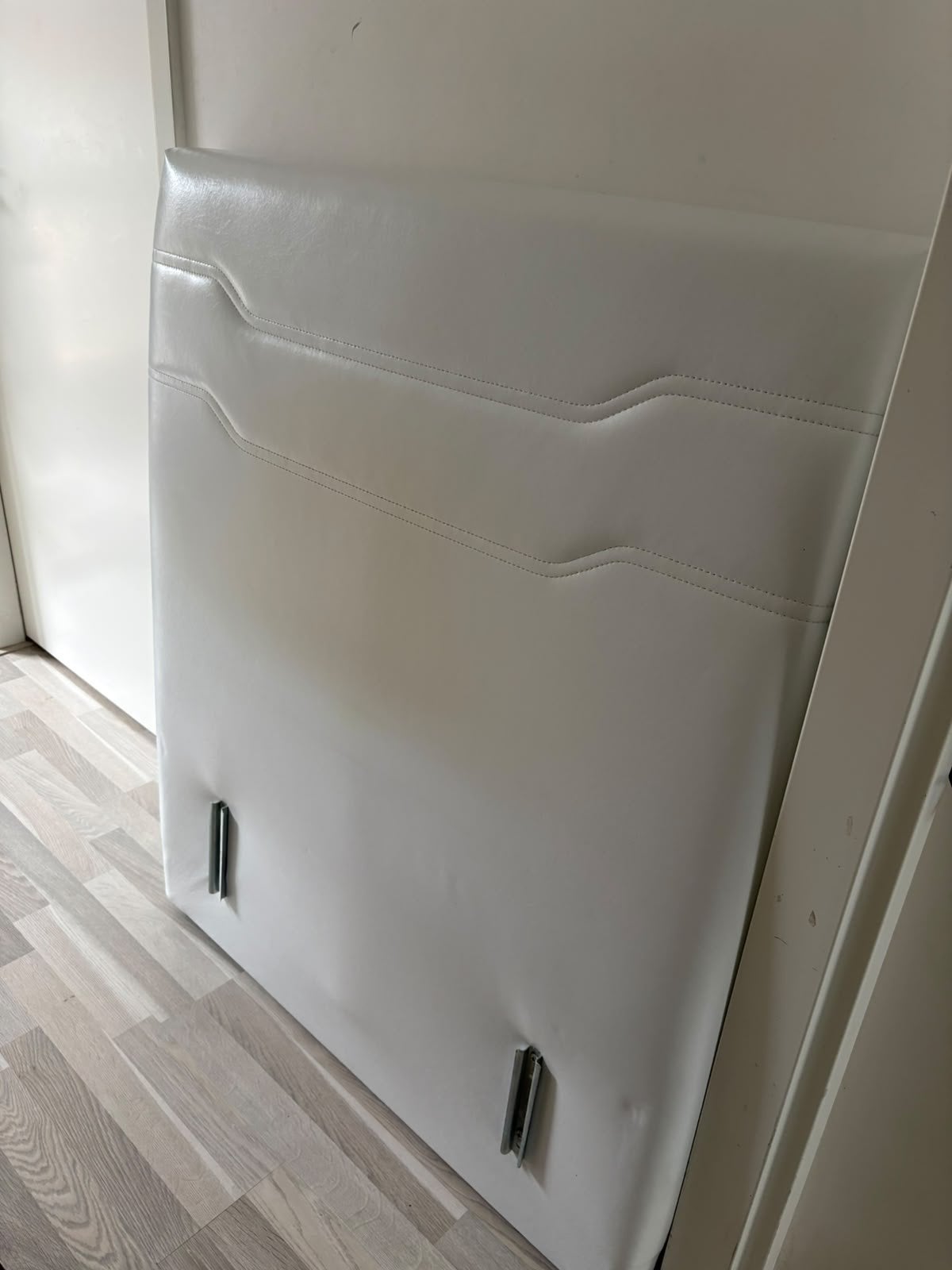 Wit leren hoofdeinde / white leather headboard, Huis en Inrichting, Ophalen, Overige materialen, Gebruikt, Wit