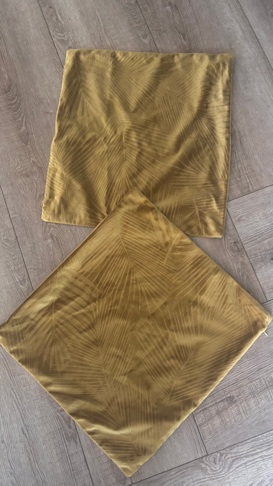 Goudkleurige kussenhoesjes 45x45cm velours (palmbladeren), Ophalen of Verzenden, Zo goed als nieuw, Overige kleuren, Vierkant