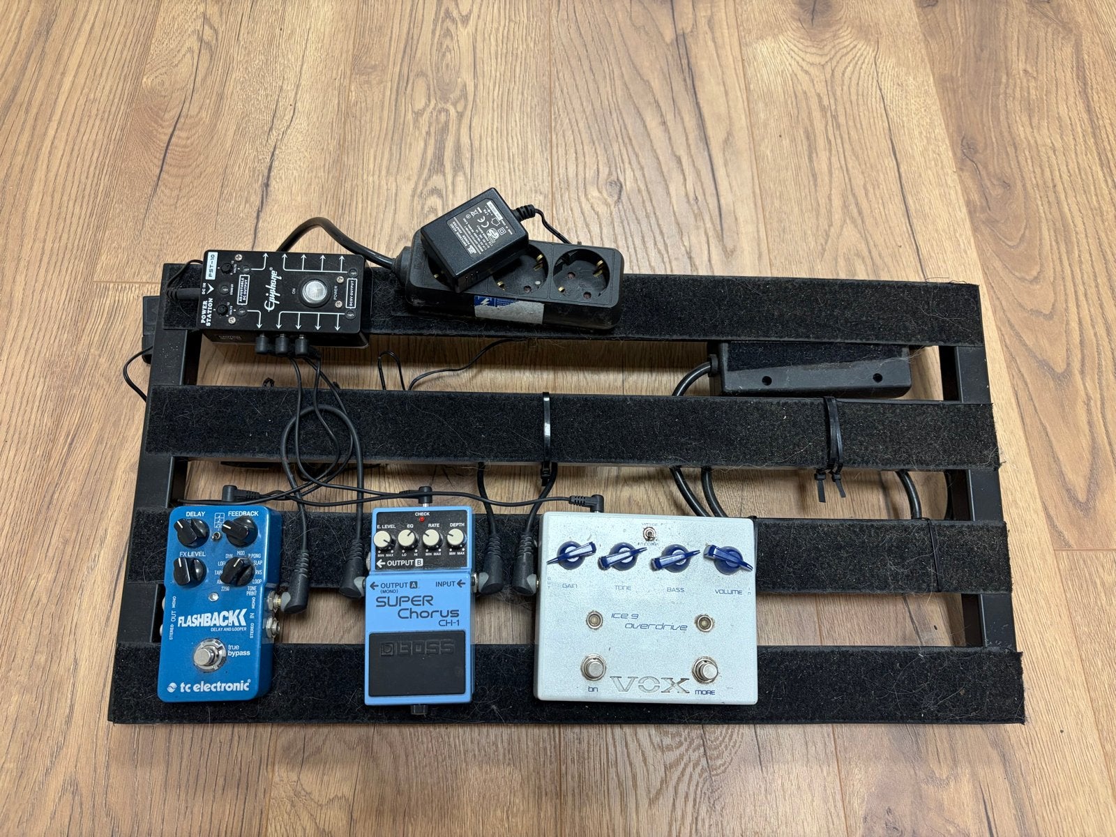 Complete pedalboard met 3 pedalen, voeding en bekabeling., Ophalen, Gebruikt, Chorus