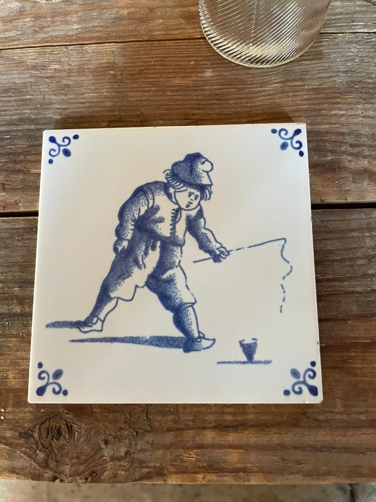 Delft blauwe tegel mosa jongen met tol, Antiek en Kunst, Ophalen of Verzenden