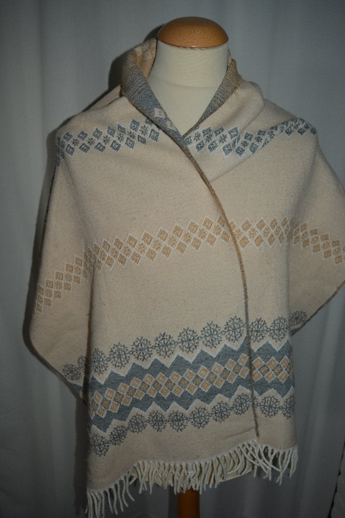 mooi langwerpige sjaal met ingeweven patroon, Ophalen of Verzenden, Zo goed als nieuw, Maat 46/48 (XL) of groter, Sjaal