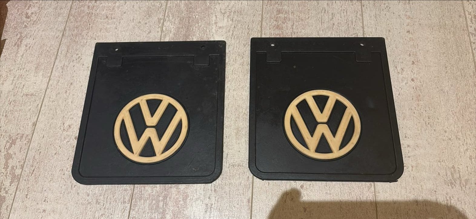 Volkswagen T2 Spatlappen met VW logo - Set van 2, Auto-onderdelen, Carrosserie en Plaatwerk, Gebruikt, Ophalen of Verzenden, Spatbord