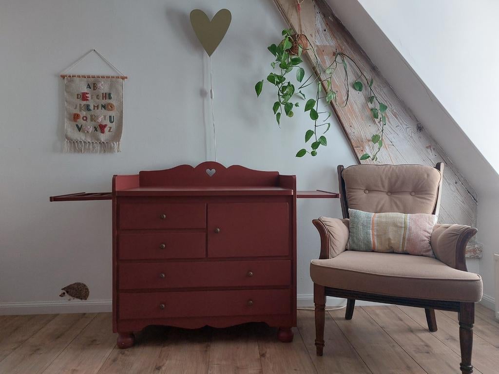 Schattige en praktische commode in trendkleur burgundy, Kinderen en Baby's, Kinderkamer | Commodes en Kasten, Ophalen, Gebruikt