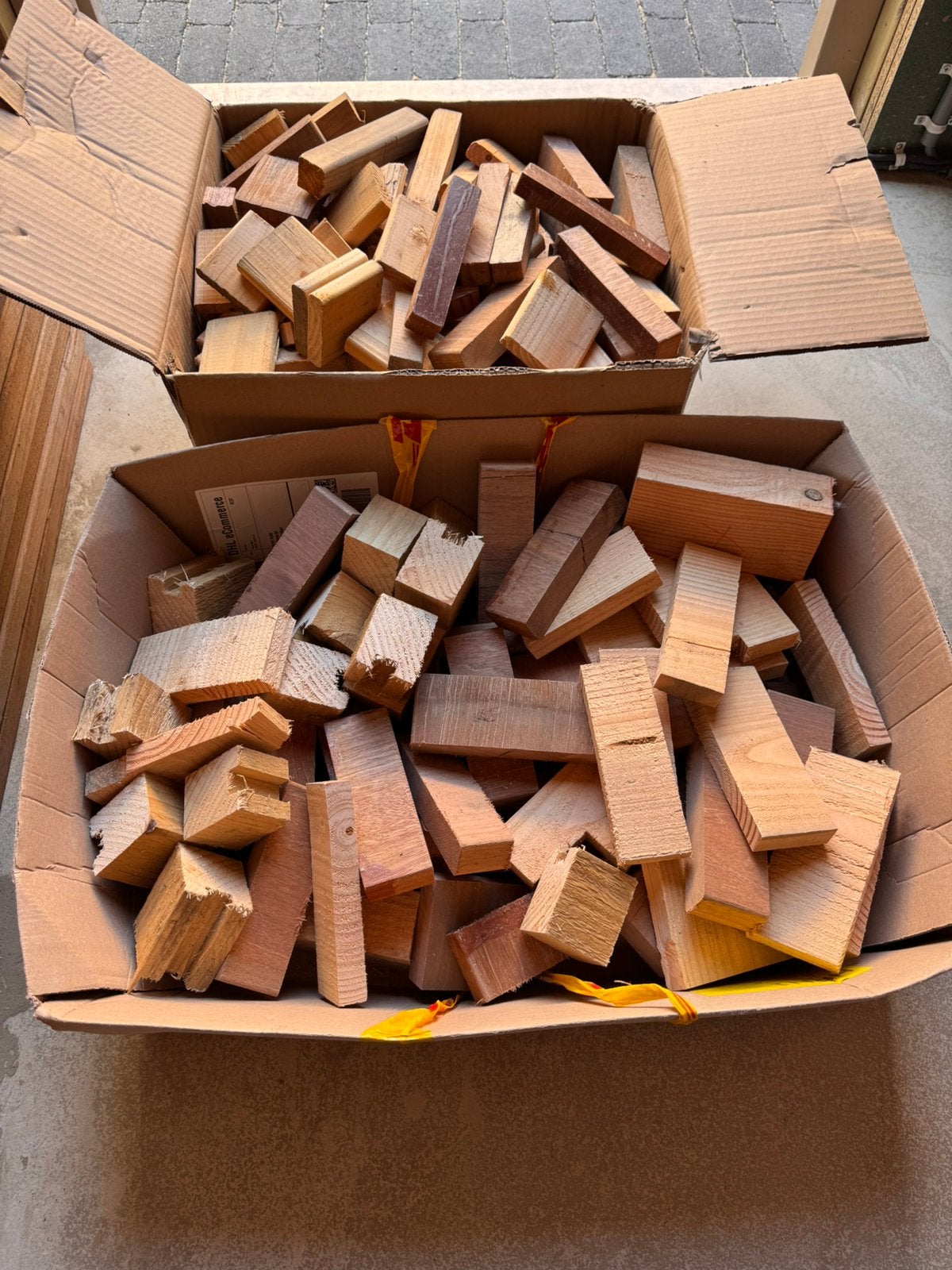 2 volle dozen onbewerkt resthout, Bankirai, Douglas, & Vuren, Tuin en Terras, Haardhout, Minder dan 3 m³, Ophalen, Overige houtsoorten