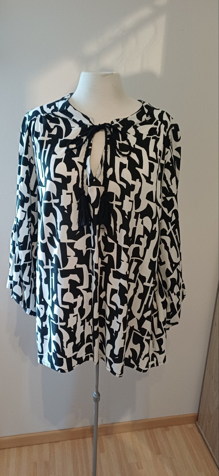 Zwart witte blouse, 3/4 ballonmouw, maat 42, Ophalen of Verzenden, Zo goed als nieuw, Maat 42/44 (L), Zwart
