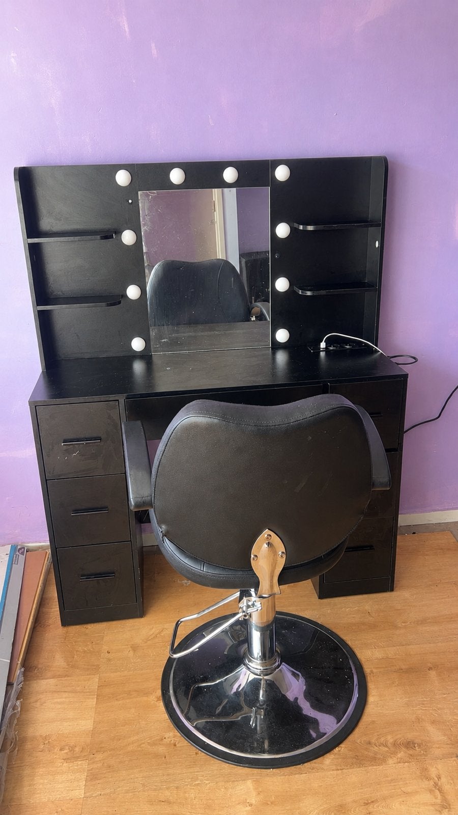 Zwarte vanity en salonstoel