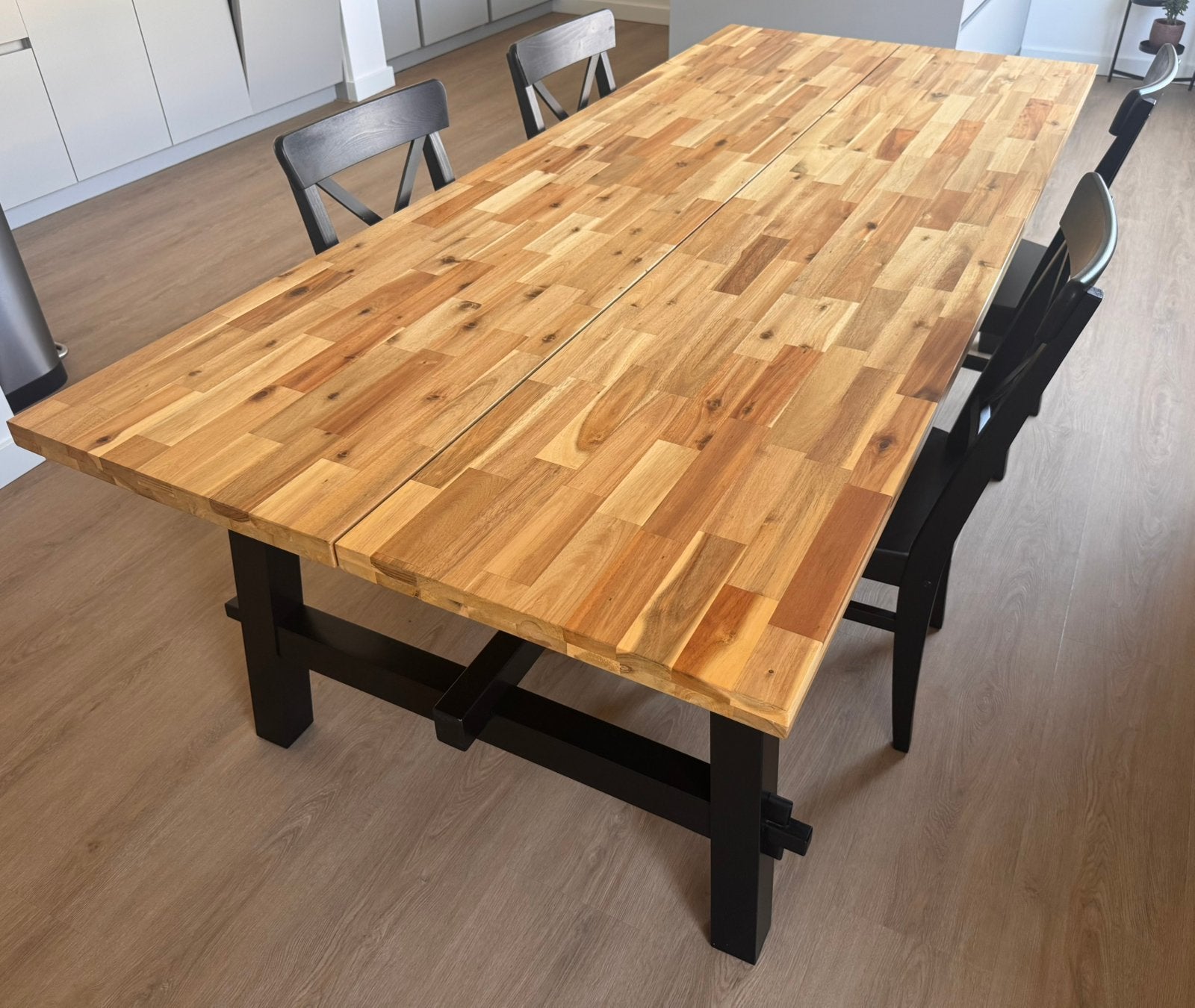 IKEA SKOGSTA massief acacia eettafel 235 cm+4 INGOLF stoelen, Ophalen, 200 cm of meer, 50 tot 100 cm, Zo goed als nieuw